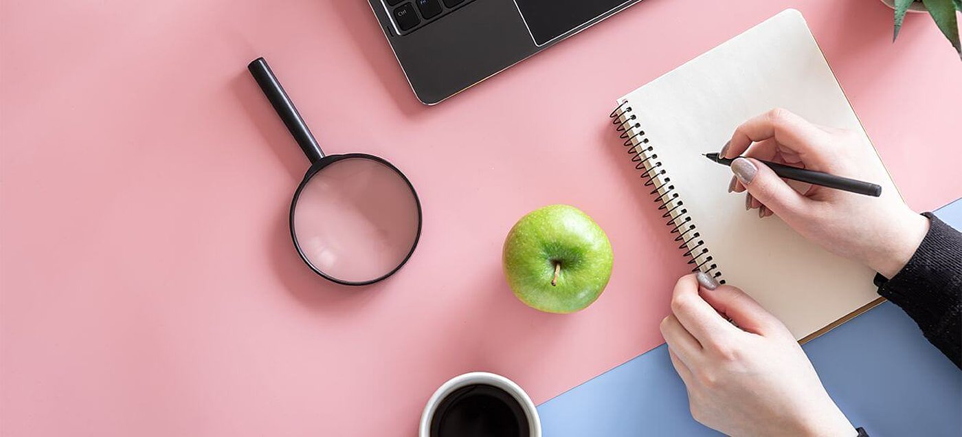 Schreibtisch mit Büro-Utensilien