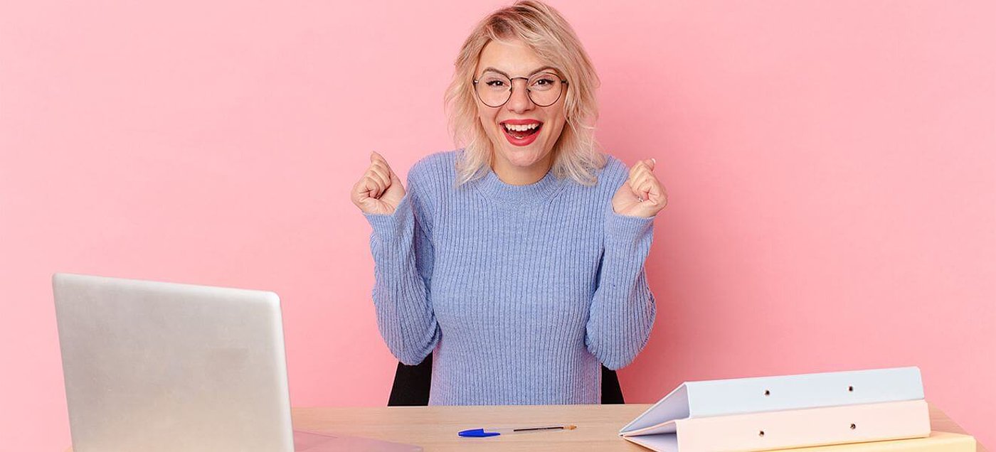 Fröhliche Frau am Computer