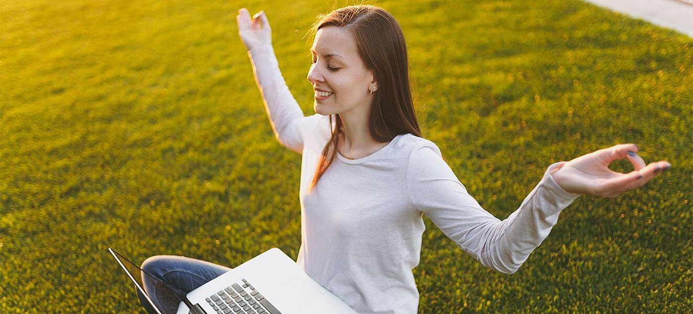 Entspannte Frau am Laptop