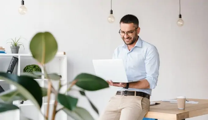 Mann arbeitet am Laptop